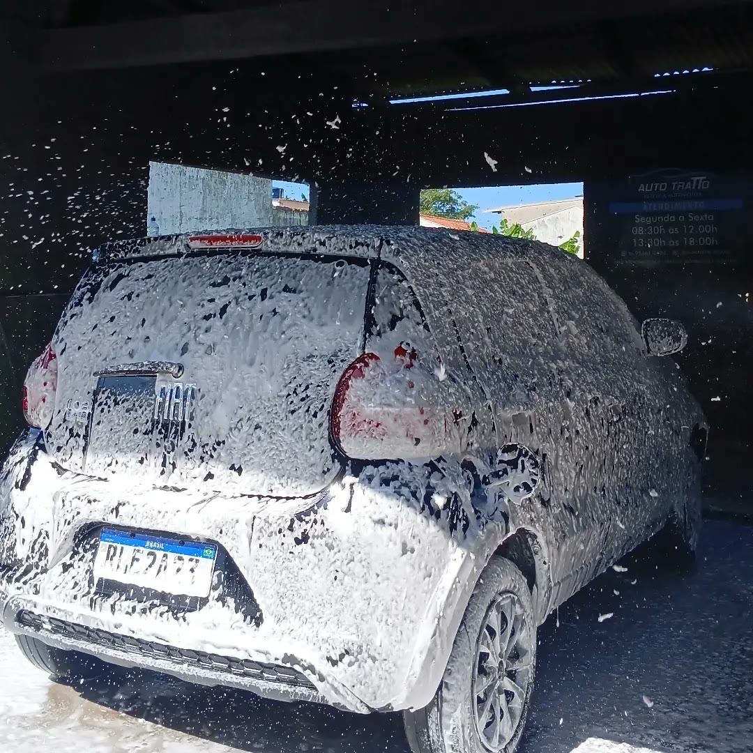 Carro coberto de espuma na lavação detalhada