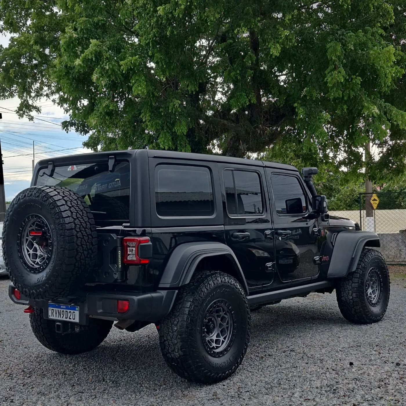 Jeep Wrangler preto detalhado