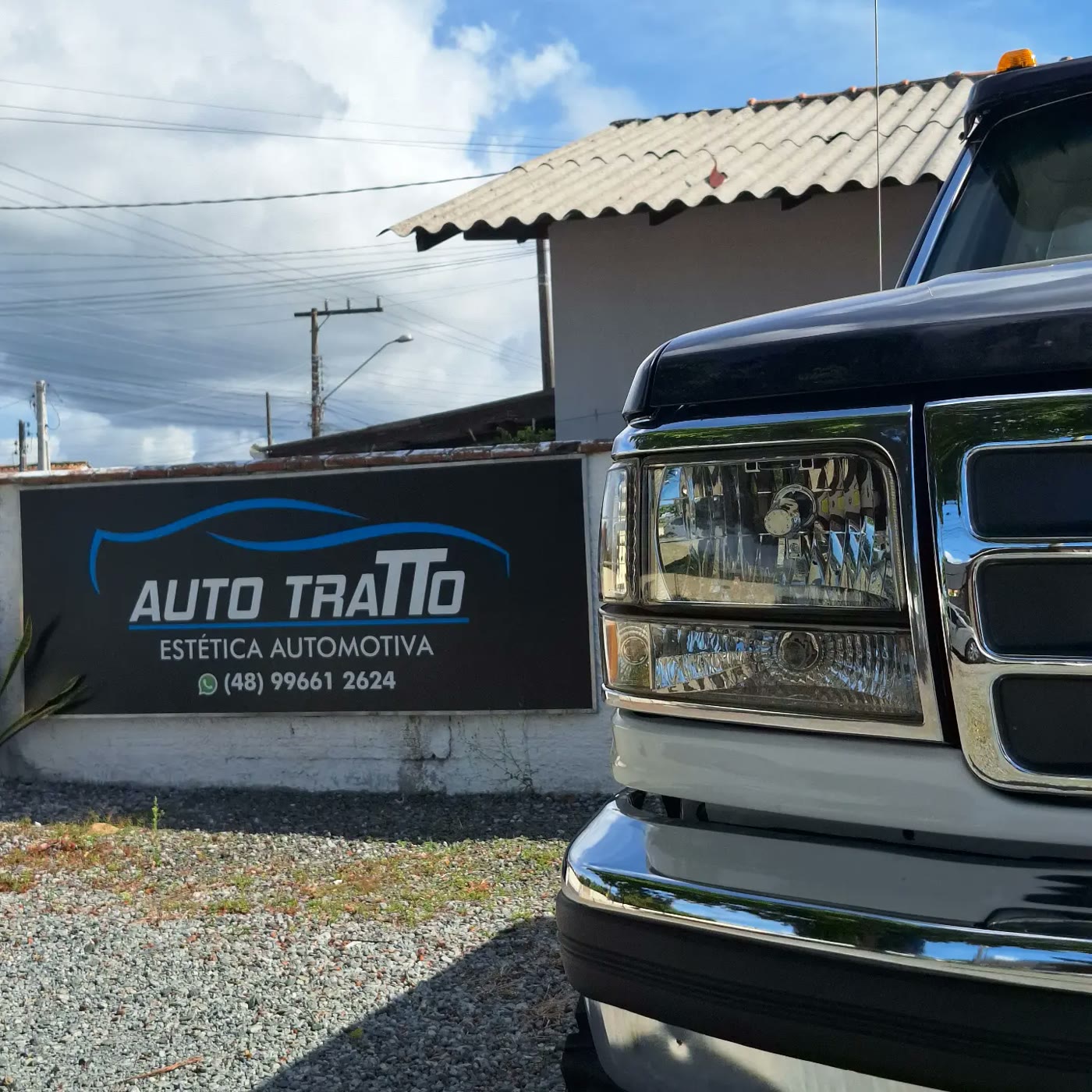 Fachada da Auto Tratto com caminhonete